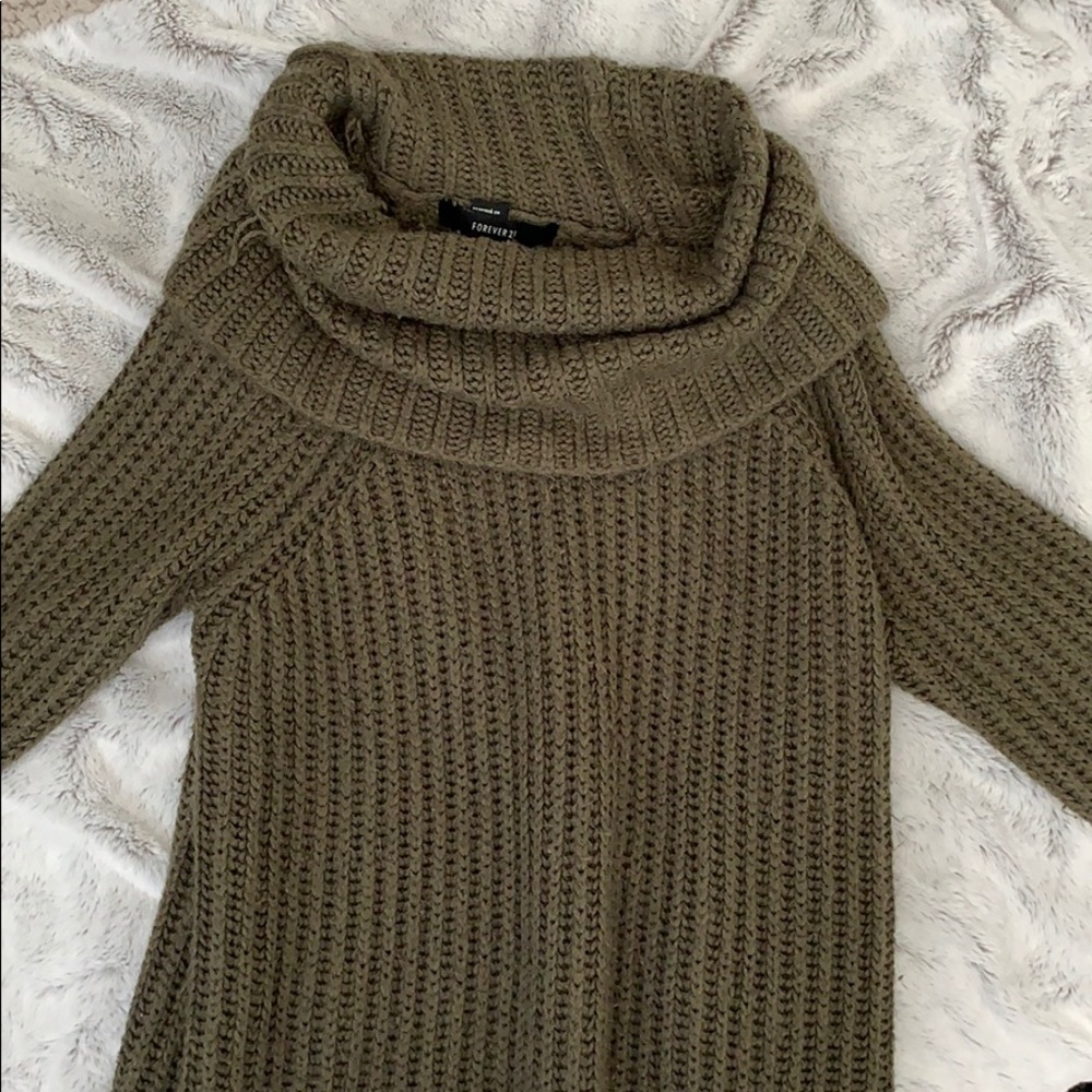 Green oversized turtleneck